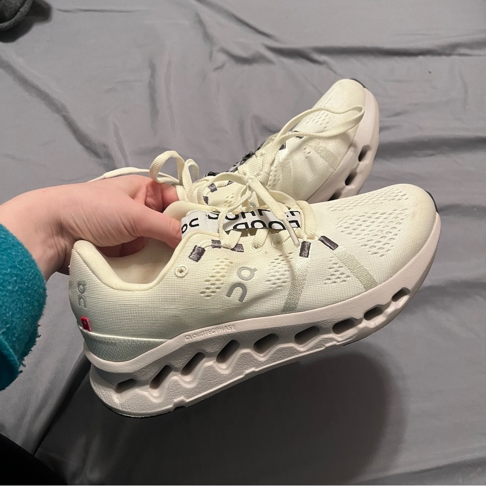 White OnCloud Surfer size 7 sneakers